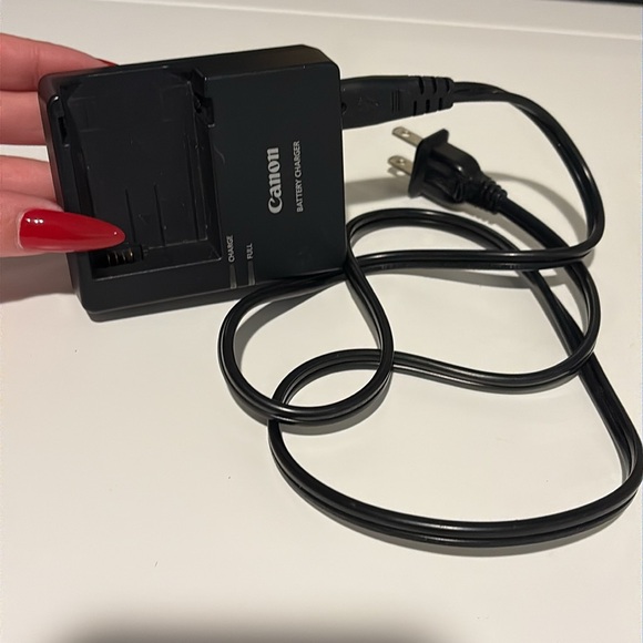 Canon EOS rebel T5i everything seem with box included - Picture 11 of 11